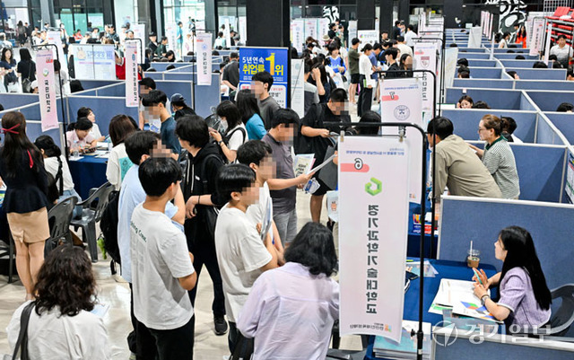 13일 오후 한양대학교 에리카 캠퍼스에서 열린 '2025학년도 안산맞춤형 입시 설명회'에서 학생들이 입시 상담을 받고 있다. 이번 행사는 국내 50개 대학이 모여 박람회 형식으로 진행돼 수험생들에게 2025학년도 대입 수시에 대한 1:1 입시컨설팅을 제공했다. 윤원규기자