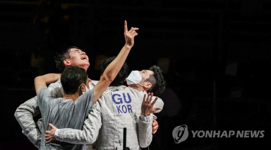 도쿄올림픽 남자 펜싱 사브르 단체전 대한민국 대 이탈리아 결승전. 대한민국 선수들이 금메달을 확정지은 후 기뻐하고 있다. [연합뉴스 자료 사진]