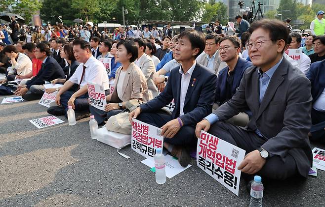 더불어민주당 당권 도전에 나선 이재명 후보(오른쪽)가 지난 13일 광화문광장 인근에서 열린 채상병 특검법 거부권 규탄 범국민대회에 참석해 있다. [연합뉴스]