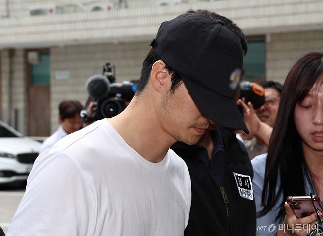 (의정부=뉴스1) 구윤성 기자 = 자신이 운영하는 태권도장에서 5살 남자아이를 심정지 상태로 빠뜨린 관장이 14일 오후 경기 의정부지방법원에서 열리는 구속 전 피의자 심문(영장실질심사)을 받기 위해 출석하고 있다.  태권도 관장 A씨는 A 씨는 지난 12일 오후 양주시 덕계동 자신의 체육관에서 B군을 매트 사이에 거꾸로 넣은 채 10~20분가량 방치해 중태에 빠지게 한 혐의를 받고 있다. 2024.7.14/뉴스1  Copyright (C) 뉴스1. All rights reserved. 무단 전재 및 재배포,  AI학습 이용 금 /사진=(의정부=뉴스1) 구윤성 기자