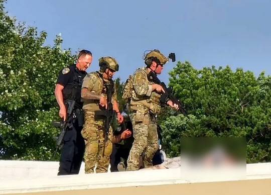 13일(현지시간) 미 군 당국과 사법 당국 요원들이 건물 옥상 위에 쓰러져있는 총격범 토마스 매튜 크룩스를 살피고 있다. X 캡처