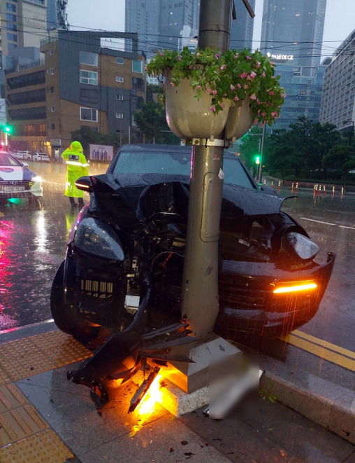 부산에서 가로등을 들이받는 사고를 낸 뒤 차량을 버리고 도주한 30대 운전자가 14일 경찰에 붙잡혔다.[뉴시스]