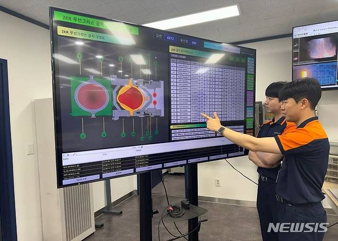 [포항=뉴시스] 송종욱 기자 = 포스코 포항제철소가 스마트 설비 관리 시스템 'PIMS'를 활용해 설비 관리와 생산성 향상에 크게 이바지하고 있다. 사진은 포항제철소의 'PIMS'를 연계한 제강 설비 이동 대차 무선 주입 시스템 모니터링 사진. (사진=포스코 제공) 2024.07.14. photo@newsis.com