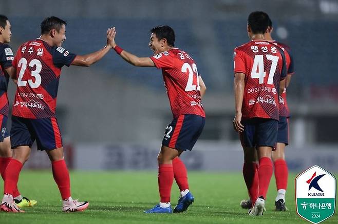 [서울=뉴시스] 프로축구 K리그1 김천 상무의 김대원(가운데). (사진=한국프로축구연맹 제공) *재판매 및 DB 금지