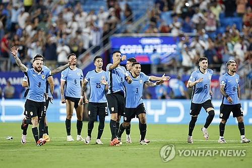 한국이 외면했던 사령탑 제시 마치 감독이 캐나다 축구대표팀에 부임하고 처음 참가한 메이저 대회인 코파 아메리카에서 돌풍을 일으키며 최종 4위를 차지했다. 캐나다는 14일(한국시간) 우루과이와의 2024 코파 아메리카 3·4위 결정전에서 선제골을 실점하고 역전하는 데 성공했으나 후반 막바지 통한의 동점골을 실점, 연장전에서 패배하면서 아쉽게 4위를 차지했다. 사진 연합뉴스