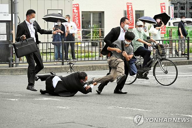 아베 신조 전 일본 총리를 저격한 뒤 달아나려는 총격범을 붙잡는 경호원들 [EPA 연합뉴스자료사진. 재판매 및 DB 금지]