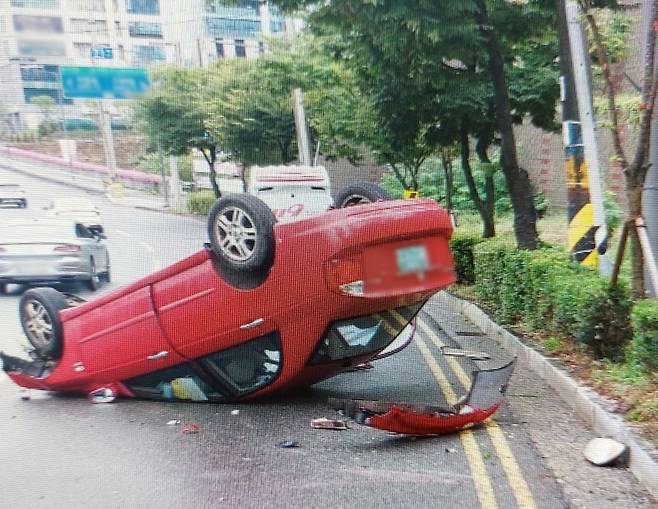 가로수 들이받고 전복된 자동차 [울산경찰청 제공. 재판매 및 DB 금지]