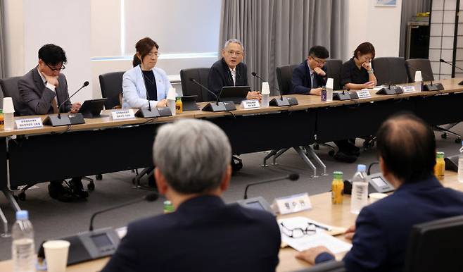 유인촌 문화체육관광부 장관이 15일 서울 종로구 국립현대미술관 서울관에서 체육계 원로를 만나 간담회를 하고 있다.(사진=문체부 제공).