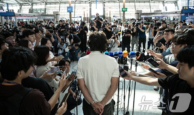 홍명보 신임 축구대표팀 감독이 15일 오전 외국인 코칭스태프 선임 관련 업무를 위해 인천국제공항을 통해 출국하기 전 취재진과 인터뷰하고 있다. 2024.7.15/뉴스1 ⓒ News1 이승배 기자