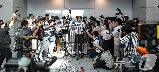 홍명보 신임 축구대표팀 감독이 15일 오전 외국인 코칭스태프 선임 관련 업무를 위해 인천국제공항을 통해 출국하기 전 취재진과 인터뷰하고 있다. 2024.7.15/뉴스1 ⓒ News1 이승배 기자