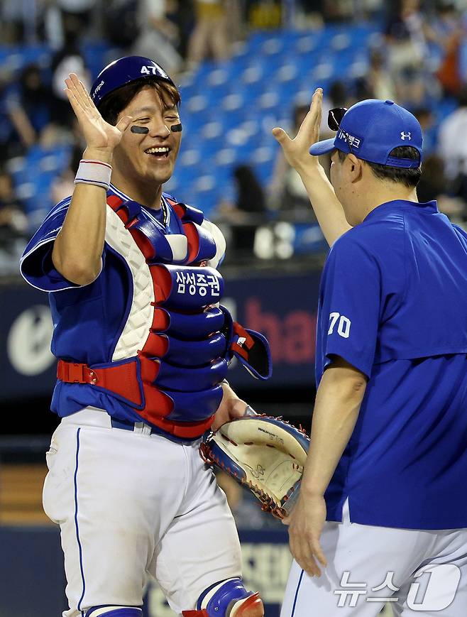 14일 오후 서울 송파구 잠실야구장에서 열린 프로야구 ' 2024 신한은행 SOL뱅크 KBO리그' 삼성 라이온즈와 두산 베어스의 경기에서 6대 2로 승리한 삼성 강민호가 박진만 감독과 하이파이브 하고 있다. 2024.7.14/뉴스1 ⓒ News1 장수영 기자