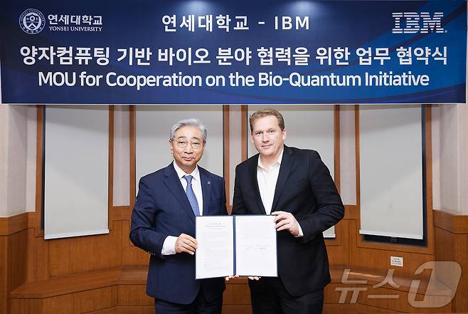 윤동섭 연세대 총장과 제이 감베타(Jay Gambetta) IBM 펠로우 겸 부사장(IBM Quantum). (연세대 제공)