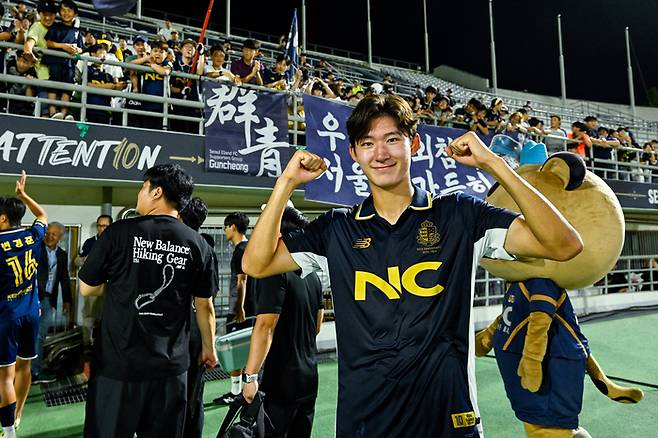 서울 이랜드 신인 김결이 14일 목동종합운동장에서 열린 성남과의 K리그2 경기에서 승리한 후 기뻐하고 있다. 제공 | 서울 이랜드