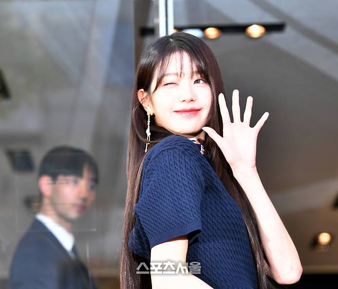 아이브 장원영이 13일 자신이 앰버서더로 활동하는 청담동 미우미우 매장에서 열린 장원영 셀렉트 이벤트에 참석하기 앞서 포토월에 서고 있다. 사진|스포츠서울 DB