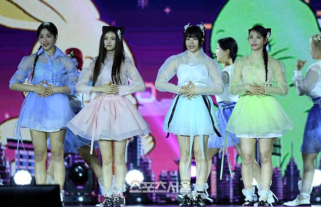 뉴진스가 21일 서울 경복궁에서 열린 ‘코리아 온 스테이지’에서 공연을 하고 있다. 사진|스포츠서울 DB