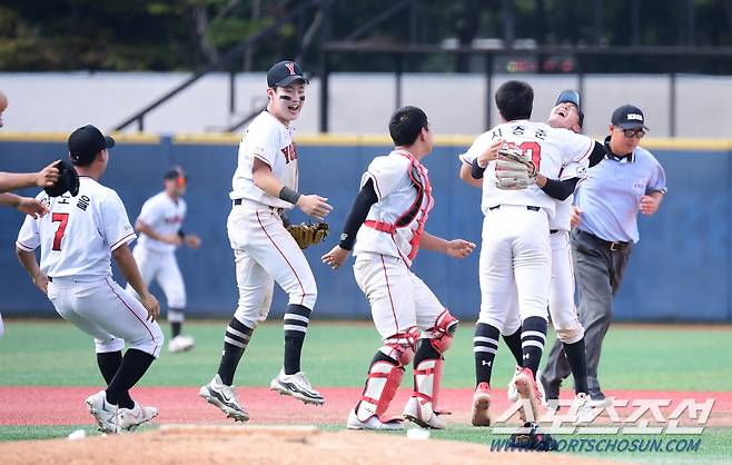 14일 목동구장에서 열린 제79회 청룡기 전국고교야구선수권 대회 및 주말리그 왕중왕전 4강전 광주일고와 마산용마고 경기. 마산용마고가 광주일고에 3대 2 역전승을 거뒀다. 경기 종료 후 승리의 기쁨을 나누고 있는 마산용마고 선수들. 목동=송정헌 기자songs@sportschosun.com/2024.07.14/