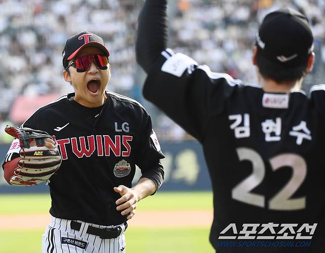 2일 잠실구장에서 열린 LG와 두산의 경기. 8회말 2사 1, 2루 양석환의 타구를 잡아낸 박해민이 환호하고 있다. 잠실=정재근 기자 cjg@sportschosun.com/2024.6.2/