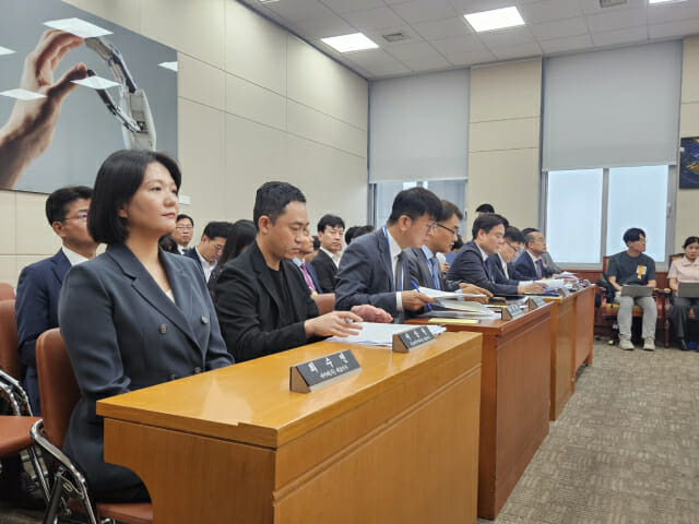 2일 과방위 전체회의 증인석에 앉아있는 최수연 네이버 대표(앞줄 맨 왼쪽)