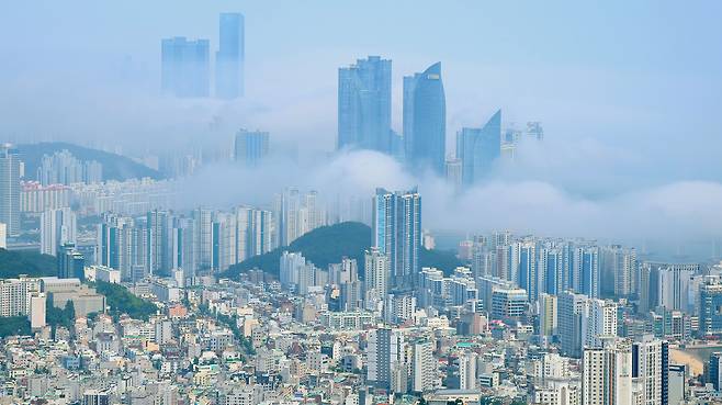 지난 12일 오후 부산 해운대구 일대에 해무가 짙게 껴 있다. /연합뉴스