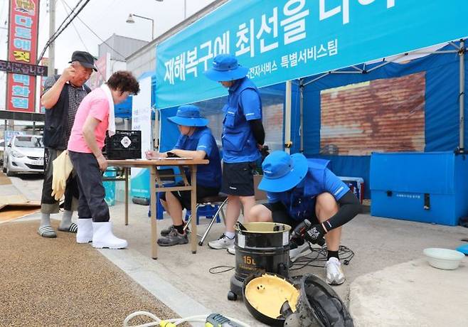 12일 삼성전자서비스가 충남 논산시 강경읍에 수해 복구 서비스 거점을 구축하고 가전제품을 점검하는 모습.ⓒ삼성전자서비스