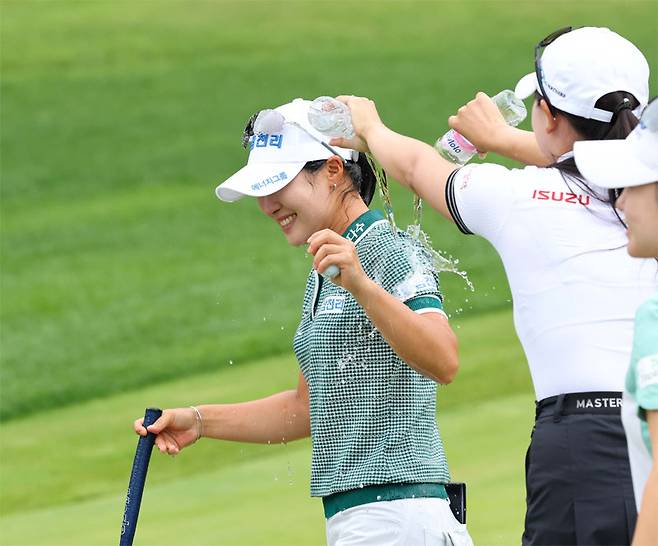 14일 한국여자프로골프(KLPGA)투어 하이원리조트 여자오픈에서 투어 2승째를 거둔 고지우가 동료 선수들로부터 축하 물세례를 받는 모습. KLPGA투어 제공