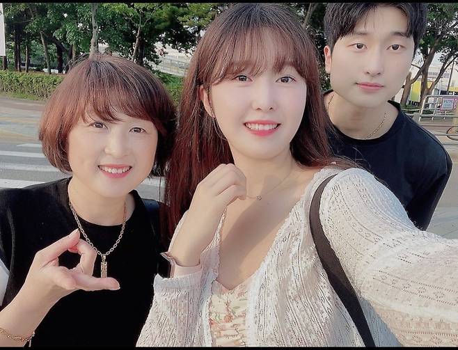 길영아 감독(왼쪽)이 딸 아영, 아들 원호와 함께 셀카를 찍었다. 김원호는 파리 올림픽에서 모자 올림픽 메달에 도전한다.  길영아 감독 제공