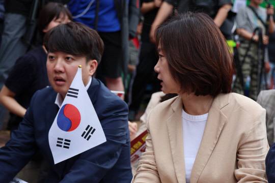 지난 6월29일 개혁신당 허은아(오른쪽) 당대표와 이준석(왼쪽) 전 대표가 서울 지하철 6호선 한강진역 인근에서 열린 해병대 예비역연대 주최 '해병대원 순직 및 수사외압 사건 특검법, 국정조사 촉구 범국민 집회'에 참석해 대화하고 있다.<연합뉴스 사진>