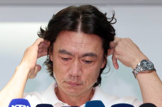한국 축구대표팀의 새 사령탑으로 선임된 홍명보 감독이 자신을 보좌할 외국인 코칭스태프 선임 관련 업무를 처리하고자 15일 오전 인천국제공항을 통해 출국하기에 앞서 취재진과 인터뷰하고 있다. 연합뉴스
