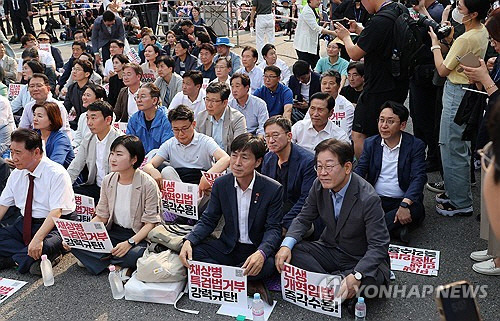 더불어민주당 이재명 전 대표가 13일 광화문광장 인근에서 열린 채상병 특검법 거부권 규탄 범국민대회에 참석하고 있다.  연합뉴스