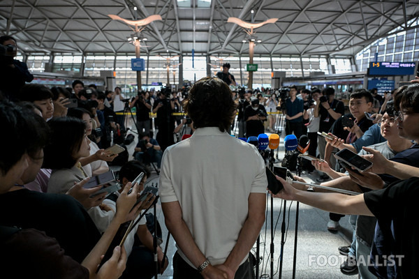 홍명보 남자 축구대표팀 감독 출국 인터뷰. 서형권 기자