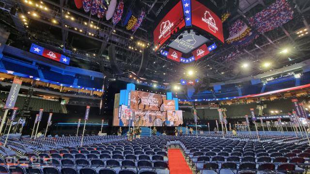 미국 공화당 전당대회가 열리는 위스콘신주 밀워키 파이서브포럼 내부가 14일 준비로 분주하다. 밀워키=권경성 특파원