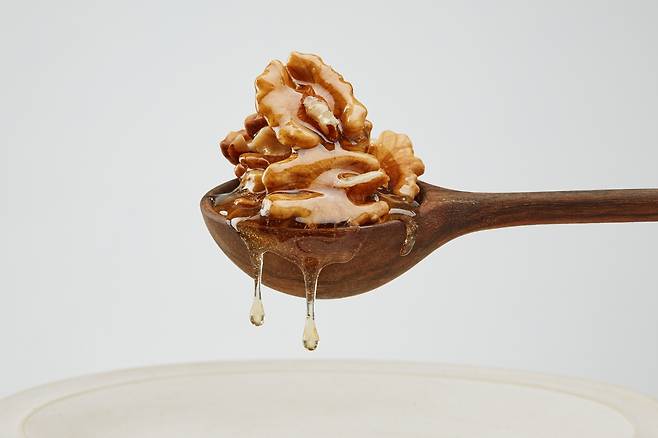 호두에 풍부한 알파리놀렌산은 오메가-3 지방산으로 전환돼 심장 건강을 지키는 데 효과적이다./사진=게티이미지뱅크