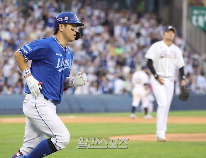 2024 KBO리그 프로야구 두산베어스와 삼성라이온즈의 경기가 14일 오후 서울 잠실야구장에서 열렸다. 7회초 2사 1,2루 강민호가 역전 스리런홈런을 치고 1루로 달려나가고 있다. 잠실=김민규 기자 mgkim1@edaily.co.kr /2024.07.14/