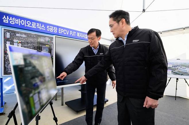 이재용 회장이 삼성바이오로직스 5공장 건설 현장에서 브리핑을 듣고 있는 모습. 연합뉴스