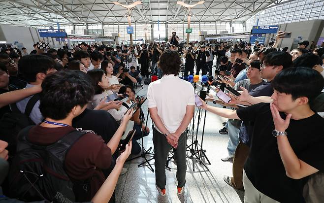 <yonhap photo-4175=""> 인터뷰하는 홍명보 (영종도=연합뉴스) 박동주 기자 = 한국 축구대표팀의 새 사령탑으로 선임된 홍명보 감독이 자신을 보좌할 외국인 코칭스태프 선임 관련 업무를 처리하고자 15일 오전 인천국제공항을 통해 출국하기에 앞서 취재진과 인터뷰하고 있다. 2024.7.15 pdj6635@yna.co.kr/2024-07-15 09:39:08/ <저작권자 ⓒ 1980-2024 ㈜연합뉴스. 무단 전재 재배포 금지, AI 학습 및 활용 금지></yonhap>