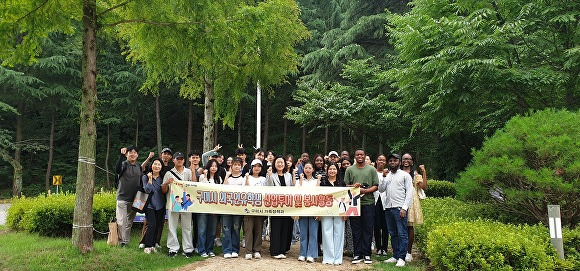 구미시는 관내 외국인 유학생들과 함께 산업투어와 봉사활동을 실시하고 있다. [사진=구미시청]