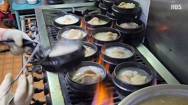 제주시 한 삼계탕 전문점 주방 화구가 모두 가동되는 모습