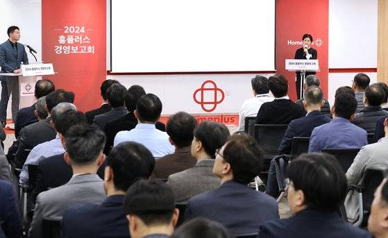 조주연 홈플러스 사장이 지난 4월 서울 강서구 홈플러스 본사에서 진행된 ‘2024 홈플러스 경영보고회’에서 홈플러스의 올해 비전을 발표하고 있다. 사진 홈플러스