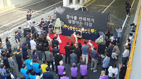 충북 청주시 흥덕구 오송읍 궁평2지하차도 앞에서 희생자를 기리는 오송 지하차도 참사 1주기 추모제가 열리고 있다. 프리랜서 김성태