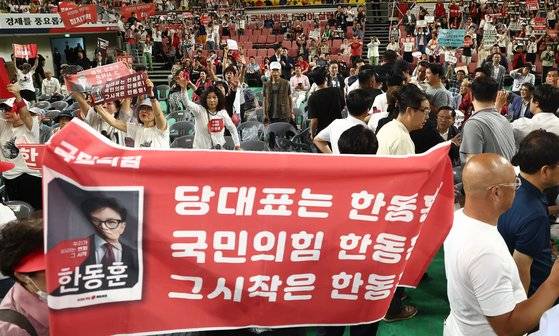 15일 천안 유관순체육관에서 열린 대전·세종·충북·충남 합동연설회에서 한동훈 당대표 후보의 정견발표 도중 한 쪽에서 한 후보 지지자와 원 후보 지지자가 충돌하고 있다. 뉴스1