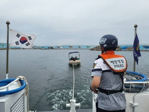 ▲ 15일 낮 12시 34분쯤 강원 양양군 수산항 남동방 약 1.8㎞(1해리) 해상에서 표류된 0.5t 모터보트를 속초해경이 예인하고 있다. [속초해양경찰서 제공