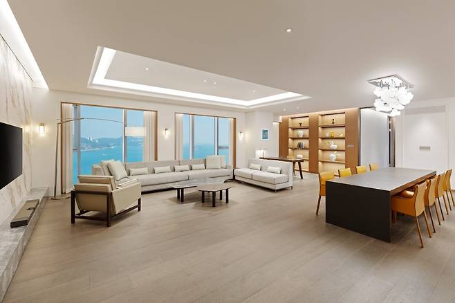 VIP고객을 위한 스위트 객실 거실. 사진=윈덤 그랜드 부산 제공