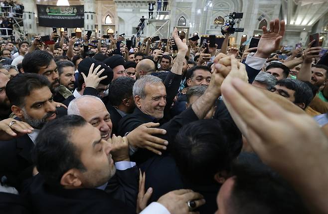 지난 6일(현지시간) 전날 치러진 대선 결선 투표에서 당선된 마수드 페지시키안 후보가 환호하는 지지자들 사이로 걸어가고 있다. EPA연합뉴스