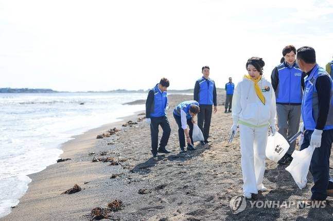 윤석열 대통령의 부인 김건희 여사가 지난해 10월6일 제주 서귀포시 광치기 해변에서 반려해변 정화활동에 나서 쓰레기를 줍고 있다. 연합뉴스