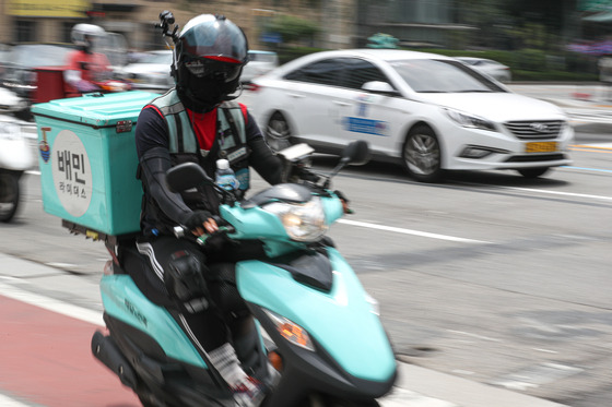 A Baedal Minjok rider delivers takeout food [NEWS1]