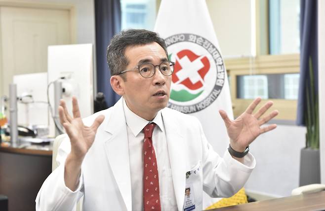 민정준 화순전남대병원장(핵의학과 전문의)이 박테리아(세균)을 이용한 항암제 연구와 의사 과학자의 역할에 대해 설명하고 있다./사진=화순전남대병원