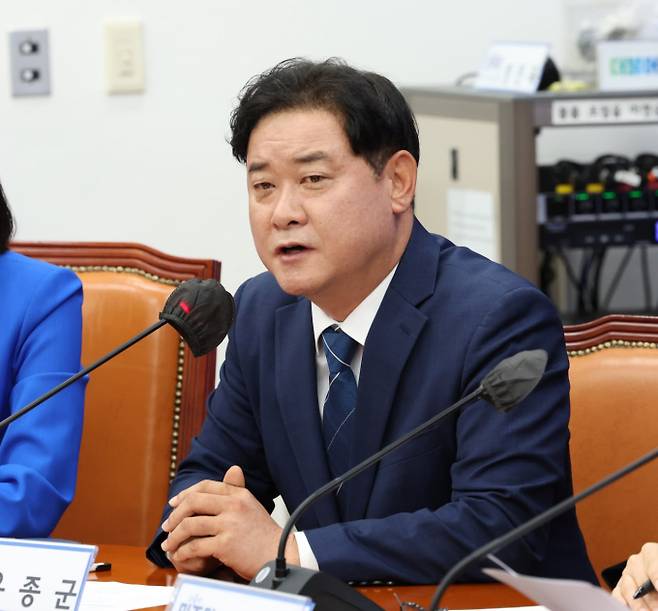 더불어민주당이 김건희 여사가 지난 2022년 9월13일 최재영 목사에게 명품백을 받은 날 반환 지시를 내렸다는 대통령실 행정관의 검찰 조사 진술에 대해 눈 가리고 아웅 하는 변명이라고 비판했다. 사진은 윤종군 민주당 원내대변인이 지난 5월7일 서울 여의도 국회에서 열린 원내대책회의에서 발언하는 모습. /사진=뉴스1