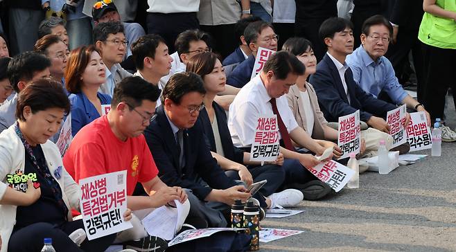 박찬대(앞줄 왼쪽 두 번째) 더불어민주당 당대표 직무대행 겸 원내대표, 황운하(왼쪽 세 번째) 조국혁신당 원내대표 등 야당 의원들이 13일 광화문광장 인근에서 열린 채해병 특검법 거부권 규탄 범국민대회에 참석하고 있다. 앞줄 맨 오른쪽은 이재명 전 민주당 전 대표. [연합]