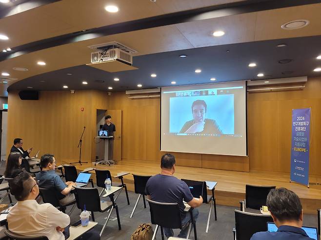 글로벌 기술사업화 지원사업(유럽) 참가 기업들이 15일 유럽 현지 액셀러레이터와 화상 세션을 진행하고 있다.[특구재단 제공]