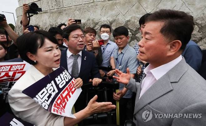 증인 출석 요구서로 대치 중인 야당 법사위 의원들과 대통령실